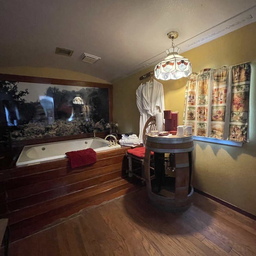 Featherbed Railroad - Huge jacuzzi tub. - Bed & Breakfast Near Me - Upper Lake, California