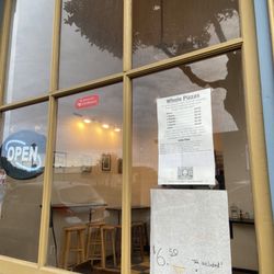 Smug's Pizza - Small eating area