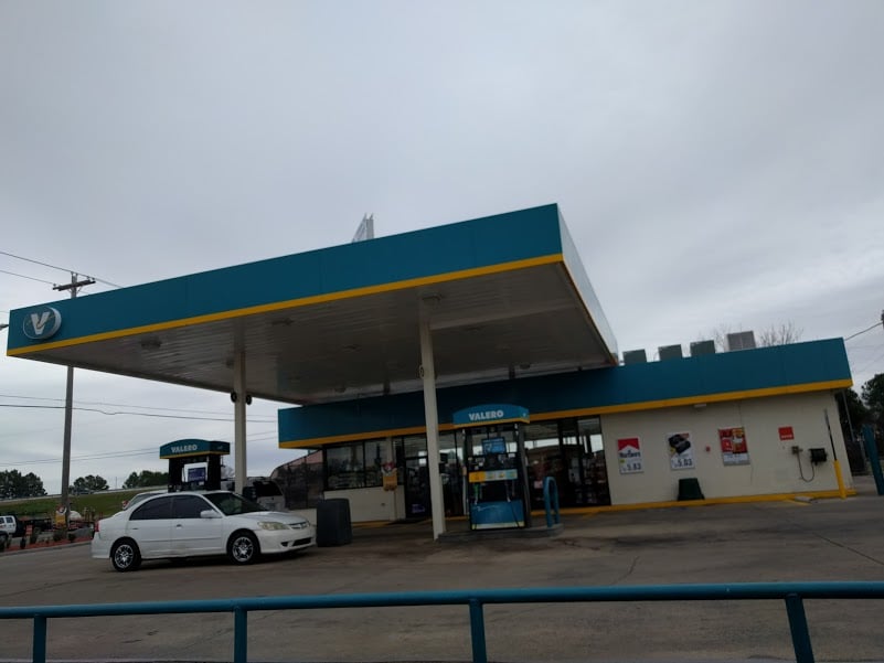 OAK STREET VALERO Updated September 2024 375 E Oak St, Conway