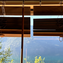Note the missing rod to rotate the blinds. Note the missing rod to rotate the blinds.