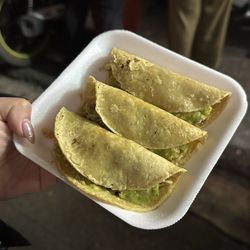 El Lechoncito de Oro - Chicharron tacos ($20 MXN)