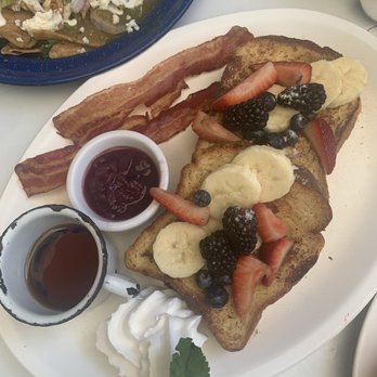 Que Huevos - French toast and green Chile chilaquiles with chicken and avocado - Breakfast & Brunch Near Me - Playa del Carmen, ROO Que Huevos - French toast and green Chile chilaquiles with chicken and avocado - Breakfast & Brunch Near Me - Playa del Carmen, ROO