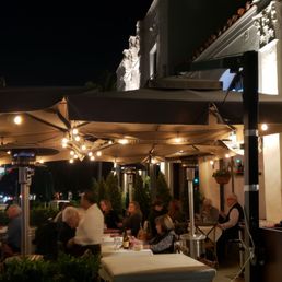 Outdoor dining, tables are kinda close Outdoor dining, tables are kinda close