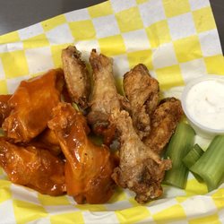 6th St Garage Bar & Kitchen - Chicken wings!! Winner winner