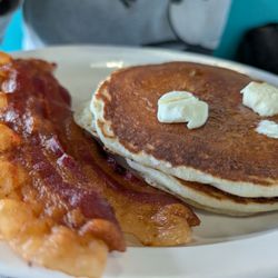 Lizzy's Diner - Pancakes and bacon