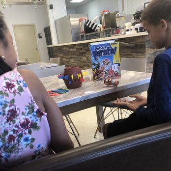 Feng Cha Fort Worth - Kids plying their games - Bubble Tea Near Me - Fort Worth, Texas