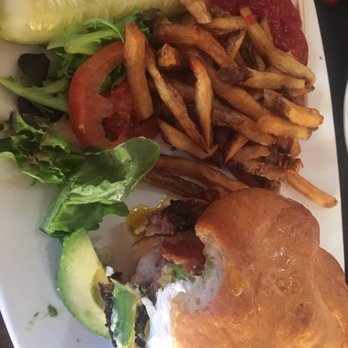 Manhattan's Pub N' Cheer - American Near Me - Toledo, Ohio