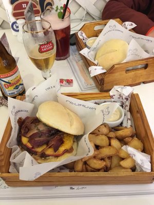 Le Grand Burger by null