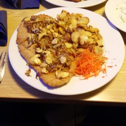 Heidestübchen - Bratkartoffel. Schnitzel mit Pannenzwiebeln und Pilzen