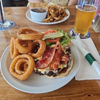 Mount Brenton Pub - Pubs Near Me - Chemainus, British Columbia