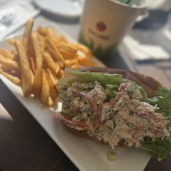 Harpoons on the Bay - Lobster roll