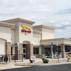 In-N-Out Burger - Patio seating and entrance to restaurant