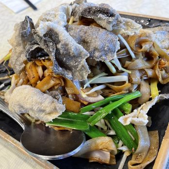 HL Peninsula Garden - Crispy Fish Skin Chow Fun with XO Sauce at HL Peninsula Garden in Burlingame. - Hot Pot Near Me - Burlingame, California HL Peninsula Garden - Crispy Fish Skin Chow Fun with XO Sauce at HL Peninsula Garden in Burlingame. - Hot Pot Near Me - Burlingame, California