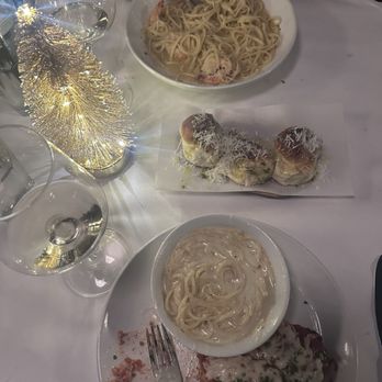MA'S Italian Kitchen - SHRIMP SCAMPI Garlic Knots (6) FETTUCCINE ALFREDO BAKED CHICKEN PARMIGIANA - Italian Near Me - Burbank, California