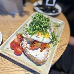 Veggie & egg toast with cream cheese