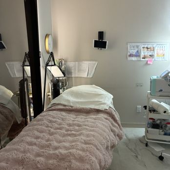 Esthetix Spa - The facial room, with mirror and bed - Estheticians Near Me - San Jose, California Esthetix Spa - The facial room, with mirror and bed - Estheticians Near Me - San Jose, California
