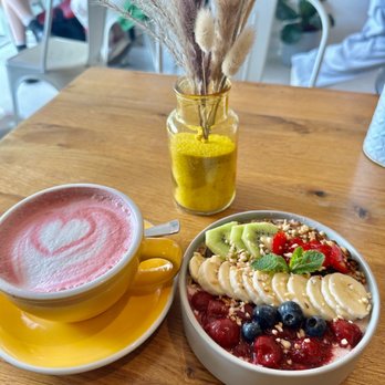 SUNNY SIDE UP - Beet root latte, cherry lady fruit bowl - Breakfast & Brunch Near Me - Frankfurt, HE