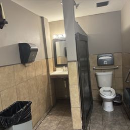 Nice clean bathroom! Nice clean bathroom!