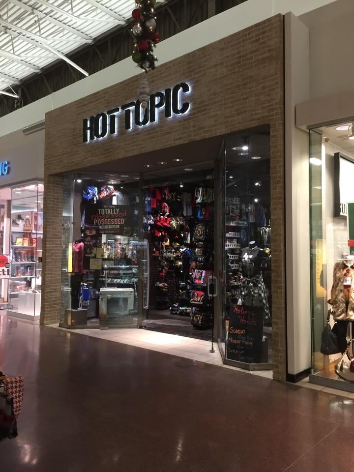 HOT TOPIC Updated August 2024 590 Chicago Ridge Mall Dr, Chicago Ridge, Illinois