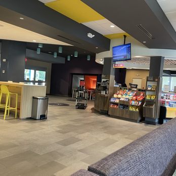 Tru by Hilton Miami West Brickell - Lobby Area - Hotels Near Me - Miami, Florida