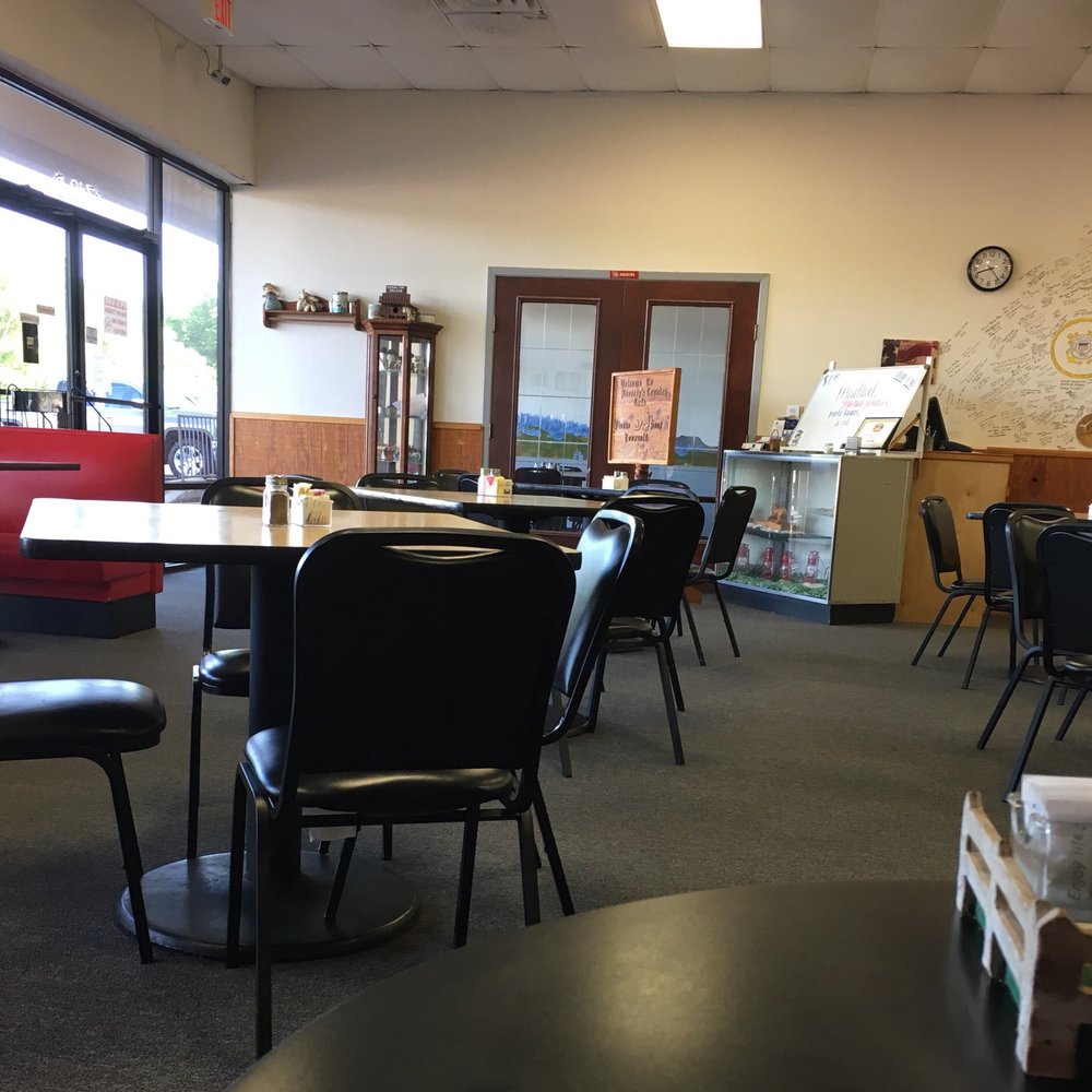 Beverly's Country Cafe - Inside towards front door - Breakfast & Brunch Near Me - Jacksonville, Texas