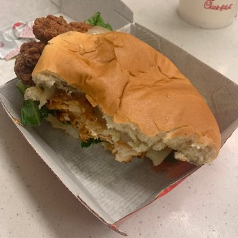 Chick-fil-A - Spicy deluxe chicken sandwich - Fast Food Near Me - Honolulu, Hawaii