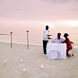 GETAWAY TRAVEL GROUP, LLC - Dinner on the beach