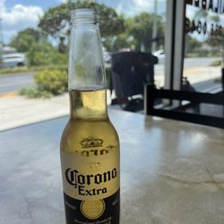 Vittorios Pizzeria & Restaurant - Cold beer while waiting on slice