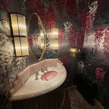 The Ivy - Lady's restroom - Breakfast & Brunch Near Me - London, XGL