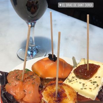 El Drac de Sant Jordi - 4 choices of tapas, a choice of drink, and a dessert (not pictured) for 10 euros! Great deal. - Cafeteria Near Me - Barcelona, B