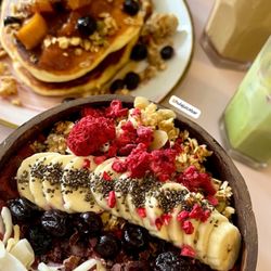 Hula Juice Cafe - Açaí bowl and apple crumble pancake