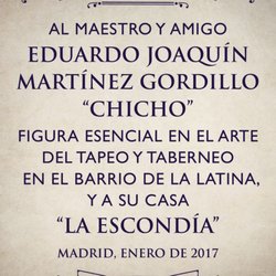 Placa que le han puesto los clientes y amigos del barrio Chicho, el dueño de la Escondía que murió recientemente.