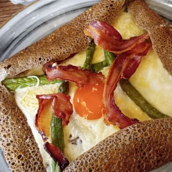 Maison Bretonne - Galette Avignon (uovo, formaggio, asparagi e bacon) - Bars Near Me - Milan, Michigan
