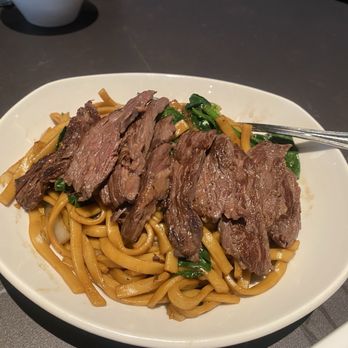 Din Tai Fung - Wok fried noodles with skirt steak. On a barely medium plate - Dim Sum Near Me - Brea, California Din Tai Fung - Wok fried noodles with skirt steak. On a barely medium plate - Dim Sum Near Me - Brea, California