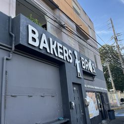 Bakers Bros - Rótulo exterior y entrada