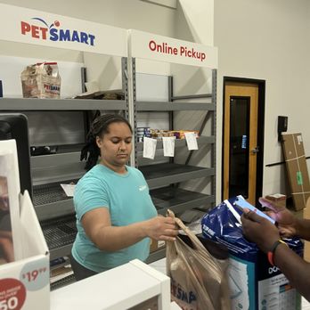 PetSmart - This is the young lady who decided to be rude to my family & I. - Pet Training Near Me - Largo, Maryland