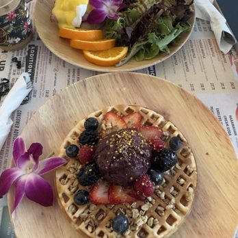Secret Spot Honolulu - Ham eggs Benedict and açaí waffle - Bars Near Me - Honolulu, Hawaii