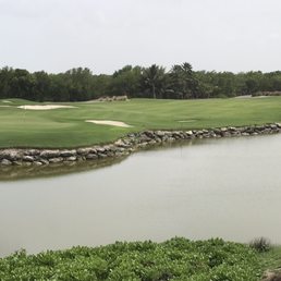 18th hole view from the clubhouse. A 3 shot par 5. Stay right off the tee. Long iron lay up and then Blammo! Birdie time! 18th hole view from the clubhouse. A 3 shot par 5. Stay right off the tee. Long iron lay up and then Blammo! Birdie time!