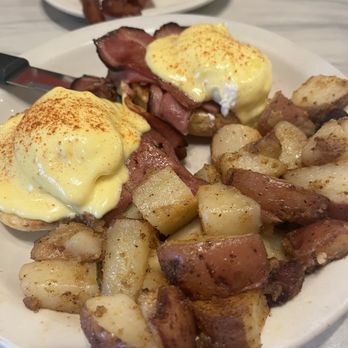 Magnolia Cafe South - Eggs Benedict - Breakfast & Brunch Near Me - Austin, Texas Magnolia Cafe South - Eggs Benedict - Breakfast & Brunch Near Me - Austin, Texas