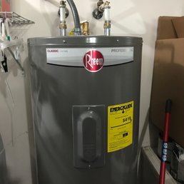 My new Rheem water heater, aren't the hoses and fittings on top, pretty? My new Rheem water heater, aren't the hoses and fittings on top, pretty?