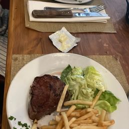 Le Filet Mignon de Bœuf Poêlé, Sauce au Poivre Vert-Frites et Salade (8 oz Angus) the sauce on the kids for the kids . Le Filet Mignon de Bœuf Poêlé, Sauce au Poivre Vert-Frites et Salade (8 oz Angus) the sauce on the kids for the kids .