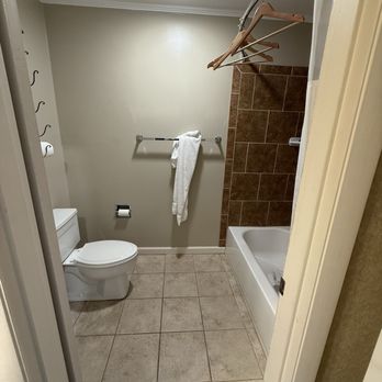 Historic Summit Inn Resort - Bathroom - Resorts Near Me - Farmington, Pennsylvania Historic Summit Inn Resort - Bathroom - Resorts Near Me - Farmington, Pennsylvania