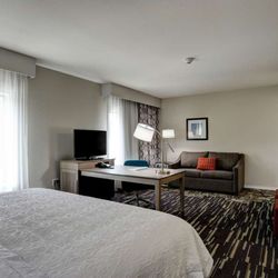 Hampton Inn & Suites Ardmore - Guest room
