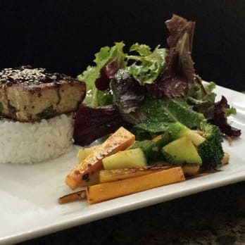 Restaur Arte - Atún sellado acompañado con verduras salteada en salsa con tequila y ensalada verde - Mediterranean Near Me - Tijuana, BCN Restaur Arte - Atún sellado acompañado con verduras salteada en salsa con tequila y ensalada verde - Mediterranean Near Me - Tijuana, BCN