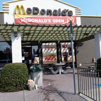 McDonald's - the entrance of a mcdonald's restaurant - Fast Food Near Me - Healdsburg, California