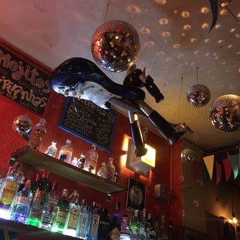 Estocolmo - Mazinger sobre una guitarra... - Hot Dogs Near Me - Madrid, M