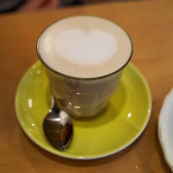 Holybelly 19 - London Fog: Earl Grey, vanilla syrup, and frothy milk. - Breakfast & Brunch Near Me - Paris, 75