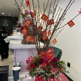 Shing Tea 79 - a flower arrangement in a vase - Bubble Tea Near Me - Philadelphia, Pennsylvania