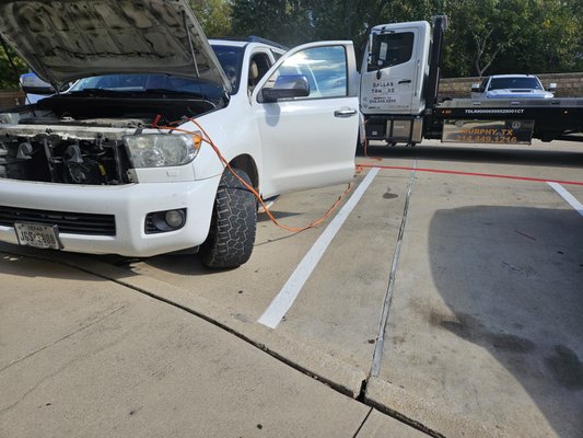 Roadside assistance service - Dead battery? Keys locked inside? Or a flat tire? Call us and we will be happy to help you!