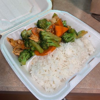 Banh's Cuisine - Chicken with broccoli - Vietnamese Near Me - Durham, North Carolina